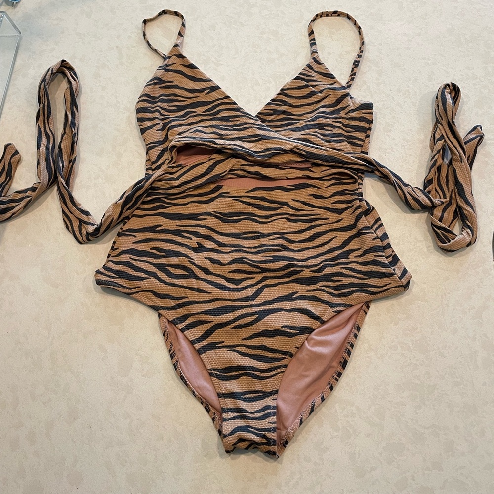 Aerie one piece animal print swimsuit size medium